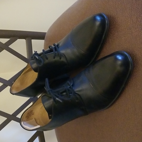 Black leather shoes - Picture 2 of 10